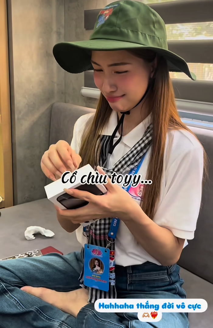 Trợ lý thích thú nhờ Hoà Minzy bóc món quà mới và nói thêm: 'Haha thắng đời vô cực'. Ảnh: FBNV