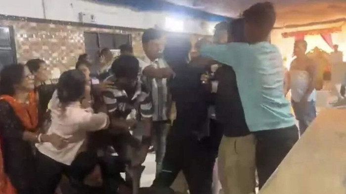 Chú rể bị người yêu cũ xông vào đám cưới đòi của hồi môn, đánh nhau với nhà gái Ảnh 2