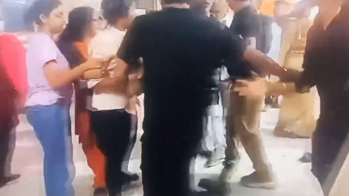 Chú rể bị người yêu cũ xông vào đám cưới đòi của hồi môn, đánh nhau với nhà gái Ảnh 3