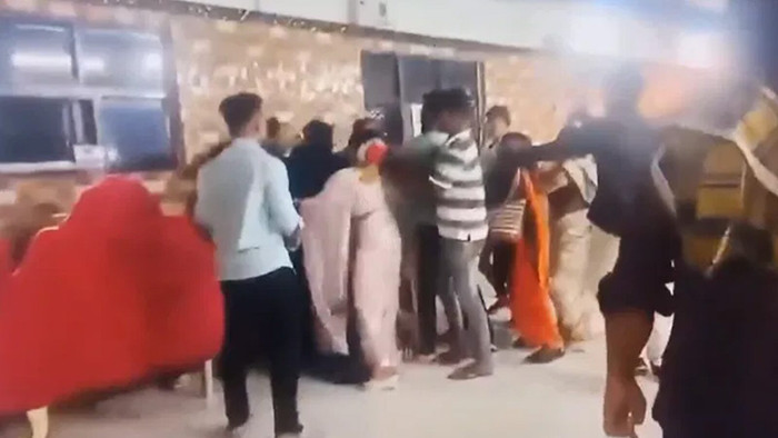 Chú rể bị người yêu cũ xông vào đám cưới đòi của hồi môn, đánh nhau với nhà gái Ảnh 1