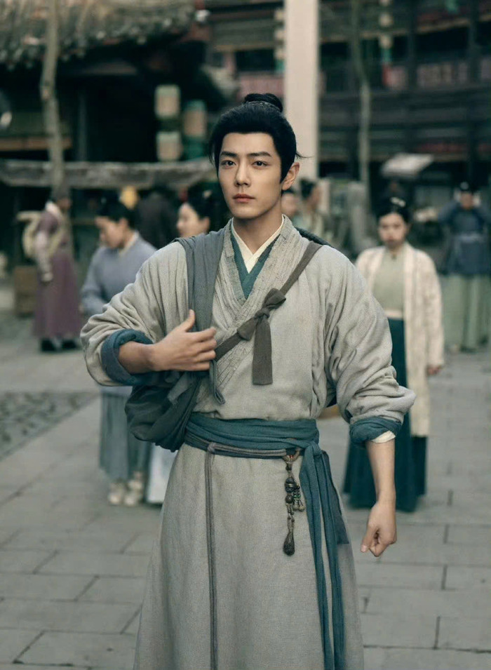 Bối cảnh Tàng Hải truyện được đầu tư kỹ lưỡng, tông màu ấm chủ đạo, cảnh đêm mờ ảo nhưng có chiều sâu, mang đậm phong cách điện ảnh. 