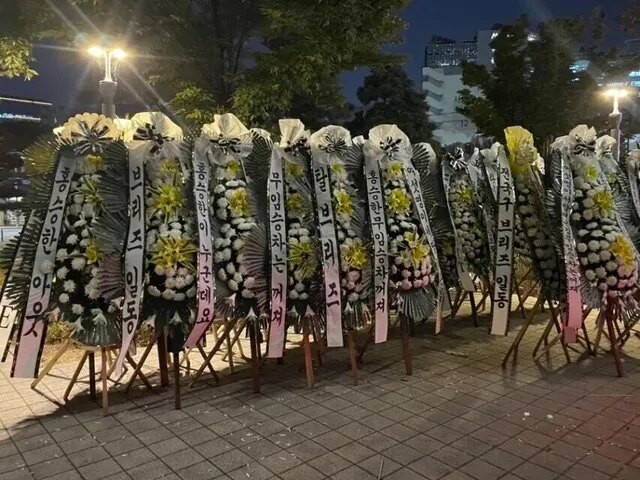 Nam tân binh chưa ra mắt đã bị khán giả tẩy chay, gửi hàng loạt hoa tang yêu cầu rời nhóm Ảnh 3