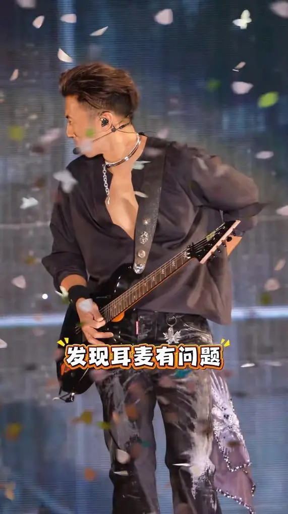 Tạ Đình Phong gặp sự cố trước hàng ngàn khán giả, cách xử lý khiến ai cũng bất ngờ Ảnh 1