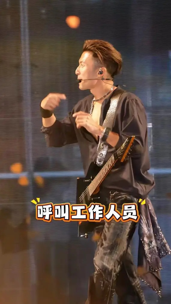 Tạ Đình Phong gặp sự cố trước hàng ngàn khán giả, cách xử lý khiến ai cũng bất ngờ Ảnh 2