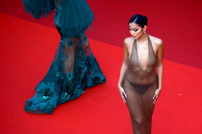 Cindy Kimberly (2023): Người mẫu và bạn gái cầu thủ Dele Alli, diện đầm maxi ánh kim màu vàng, lưng trần hoàn toàn, được kết từ chuỗi dây và đính pha lê lấp lánh. Điểm đáng chú ý là cô chỉ mặc một chiếc thong đen bên trong để che chắn tối thiểu. 