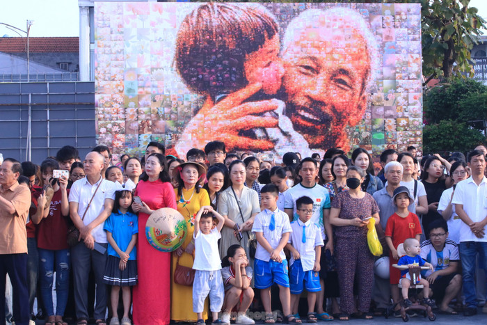 Đông đảo người dân có mặt tại quảng trường từ sớm. Ảnh: Tiền Phong