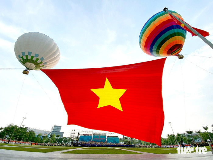 Lá cờ Tổ quốc có kích thước 2.025m² được khinh khí cầu nâng cao. Ảnh: Tuổi Trẻ Online