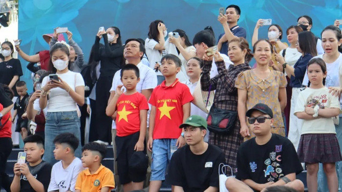 Rất đông học sinh, người dân tập trung trước tượng đài Bác Hồ xem đại kỳ rộng 2.025m². Ảnh: Pháp luật TP.HCM.