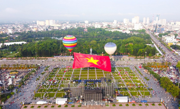 Toàn cảnh Lễ chào cờ và bay đại kỳ Tổ quốc tại Quảng trường Hồ Chí Minh (TP. Vinh, tỉnh Nghệ An) trong sáng nay (19/5). Ảnh: Tiền Phong