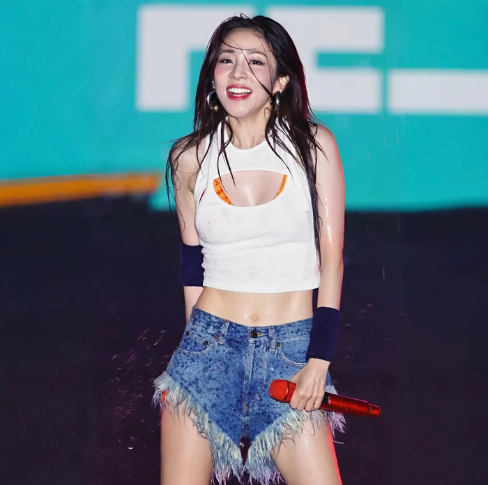 Showbiz 24h: Vẻ đẹp căng tràn nhựa sống của Dara khiến khán giả không thể rời mắt. Ảnh: Sưu tầm