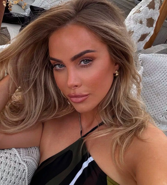 Lạm dụng phẫu thuật thẩm mỹ khiến gương mặt khác lạ, Ahsley Stobart gặp rắc rối ở cổng kiểm tra điện tử tại sân bay. (Ảnh: Daily Star)