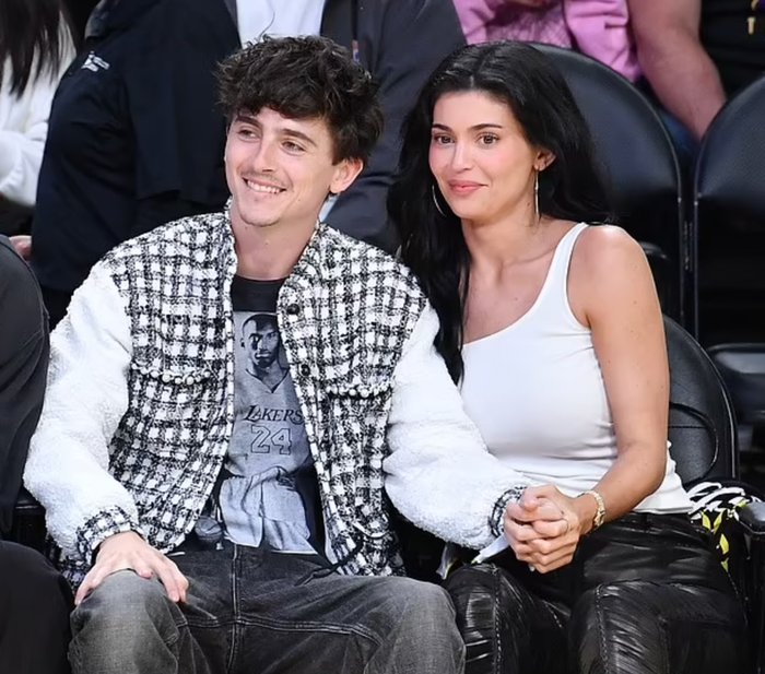 Cặp đôi nắm chặt tay, không rời nhau nửa bước. (Ảnh: Daily Mail)