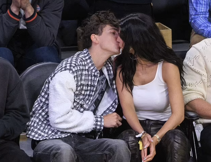 Kylie Jenner và bạn trai 'khóa môi' nồng cháy khiến công chúng xuýt xoa ghen tị. (Ảnh: Daily Mail)