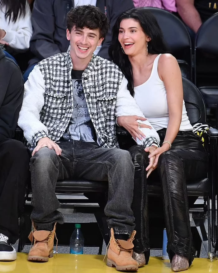Kylie Jenner và bạn trai Timothée Chalamat cùng đến xem trận đấu bóng rổ. (Ảnh: Daily Mail)