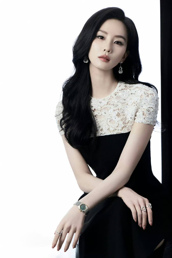 Vượt mặt nhiều nữ diễn viên thuộc lứa 85 khác, Lưu Thi Thi xuất sắc góp mặt trong danh sách các nữ diễn viên Hoa ngữ thành công nhất năm 2025 (Ảnh: Weibo). 