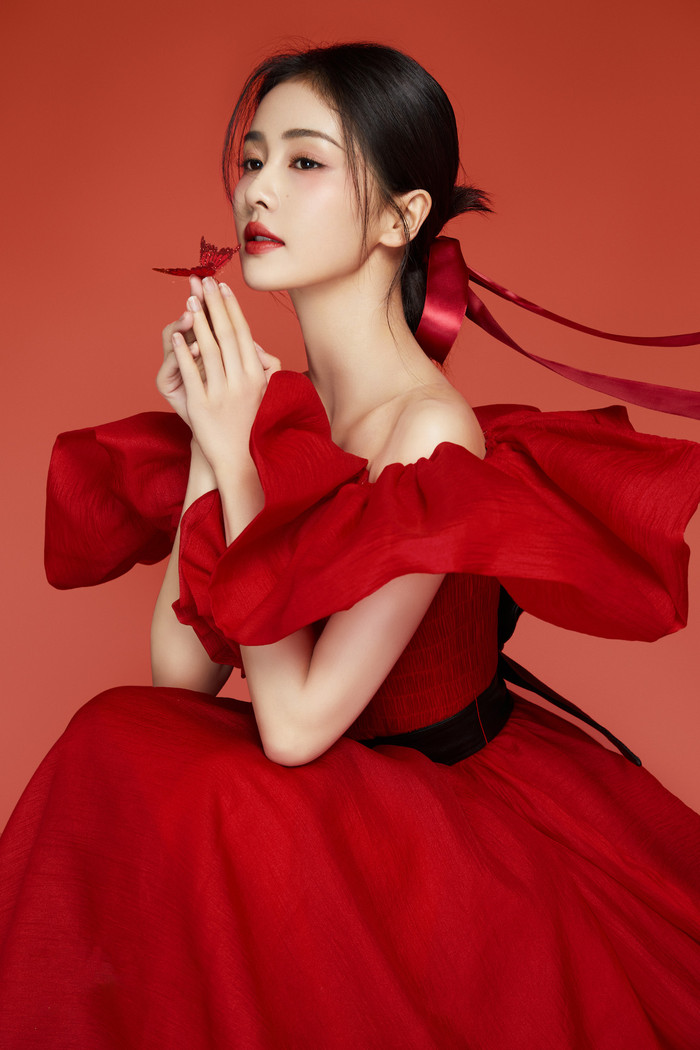 Bạch Lộc lại là nữ diễn viên thành công nhờ biết cân bằng dự án chính kịch và cổ trang ngôn tình (Ảnh: Weibo). 