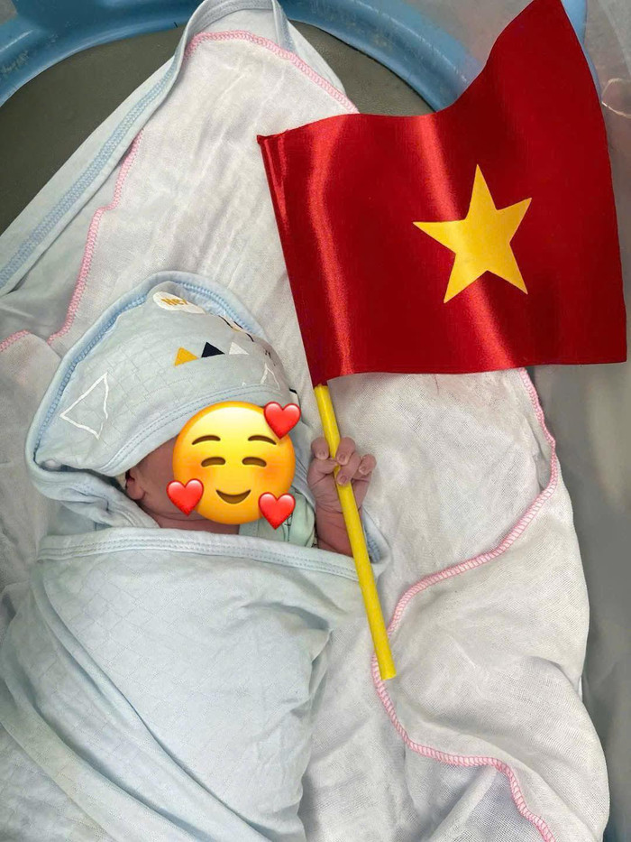 Hình ảnh đẹp: Em bé vừa chào đời, tay cầm lá cờ Tổ quốc