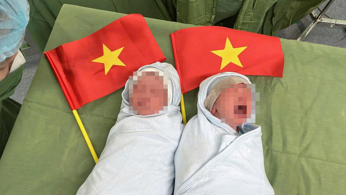 Các bác sĩ đã ghi lại khoảnh khắc đầu đời thiêng liêng của 2 em bé.