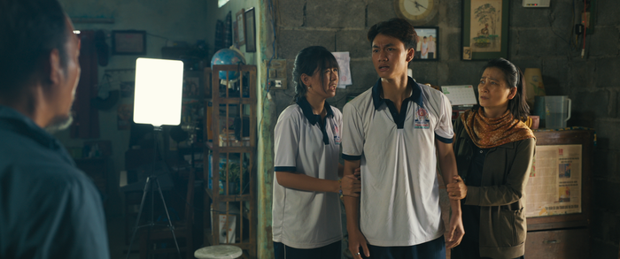 Lật Mặt 8: Vòng Tay Nắng khai thác mâu thuẫn giữa các thế hệ – nơi một bên là những bậc cha mẹ đầy định kiến, bên kia là giới trẻ khao khát tự do theo đuổi đam mê và lý tưởng sống.