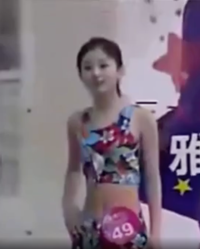 Showbiz 24h: Hình ảnh hiếm hoi Triệu Lệ Dĩnh mặc đồ tắm, khoe sắc vóc năm 18 tuổi đang gây sốt cộng đồng mạng xứ Trung. Ảnh: Sưu tầm