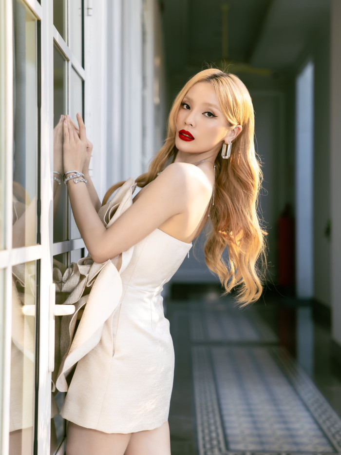 Showbiz 24h: Kỳ Duyên đang đón nhận ý kiến trái chiều về việc lồng tiếng phim. Ảnh: FBNV