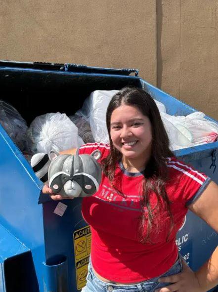 Cô gái 22 tuổi kiếm được 1,3 tỷ đồng nhờ nhặt rác Ảnh 1