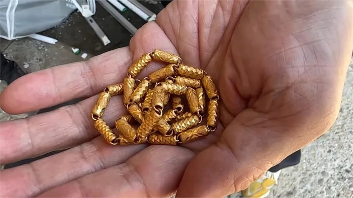 Nhặt được một thứ trong túi rác, nhân viên vệ sinh không tin vào mắt mình Ảnh 2