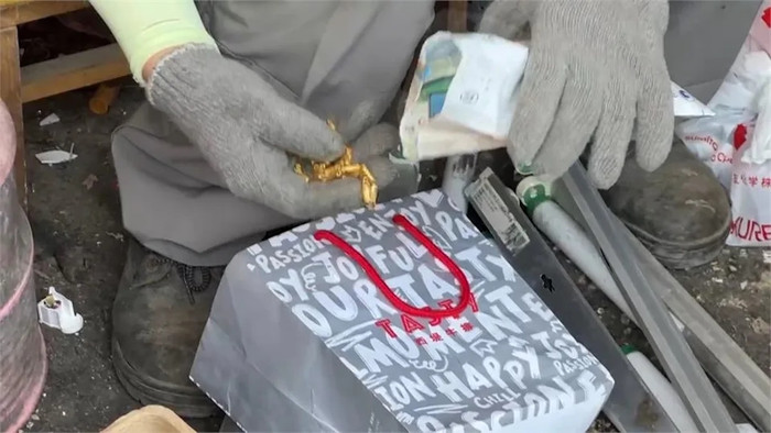 Nhặt được một thứ trong túi rác, nhân viên vệ sinh không tin vào mắt mình Ảnh 1