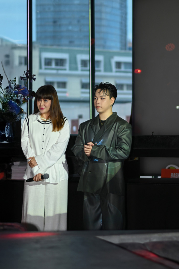 Nhạc sĩ Lưu Thiên Hương tại sự kiện ra mắt EP và MV của cô và học trò Trung Bùi. 