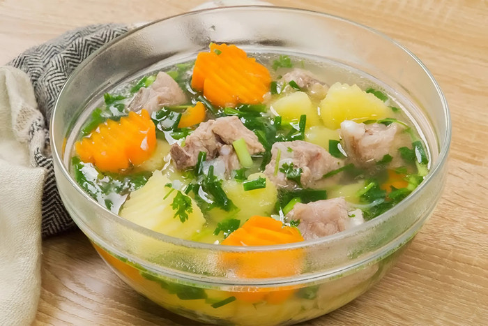Món canh khoai tây, cà rốt hầm xương. (Ảnh sưu tầm)