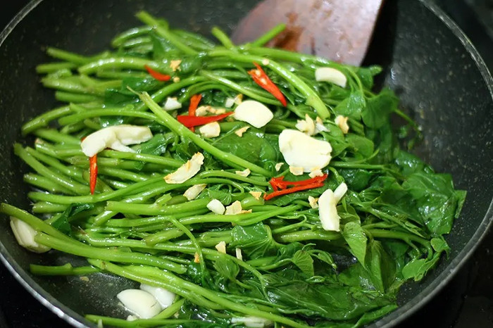 Món rau lang xào tỏi. (Ảnh minh họa)
