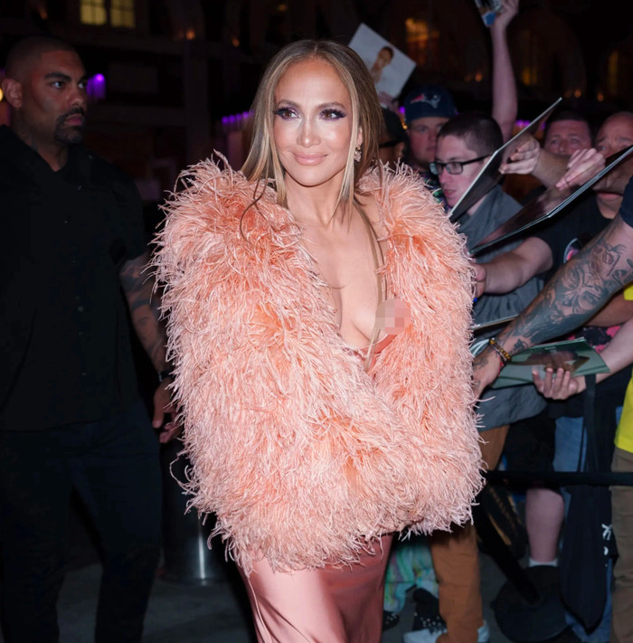 Jennifer Lopez dường như không biết bản thân gặp sự cố ngượng ngùng. Nên cô vẫn thoải mái tạo dáng trước ống kính truyền thông và vui vẻ tương tác với người hâm mộ có mặt tại sự kiện. (Ảnh: Page Six)