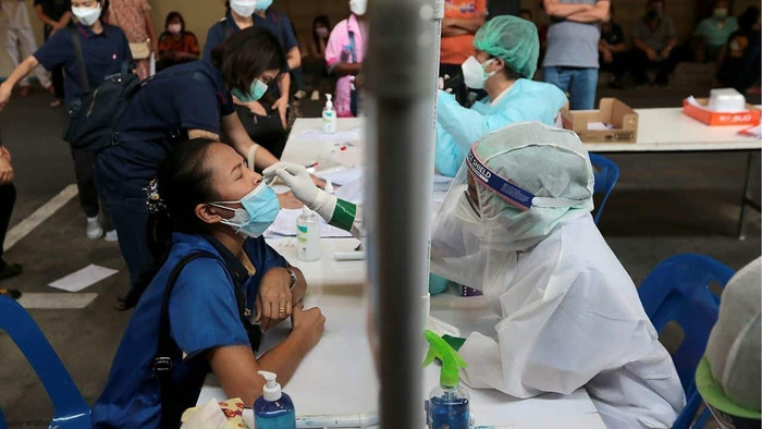 Ảnh chụp nhân viên tại một trung tâm cách ly cộng đồng ở quận Rat Burana, Bangkok vào tháng 8 năm 2021 do Bangkok Post cung cấp.