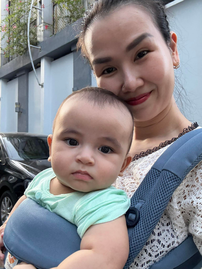 Võ Hạ Trâm nhớ con khi đi làm. (Ảnh FBNV)
