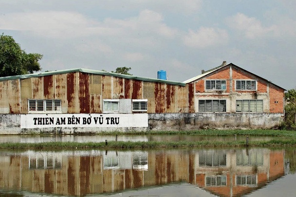 Trước đó, bị cáo Lê Tùng Vân được biết đến với biệt danh là 'thầy ông nội' sinh sống tại Tịnh thất Bồng Lai hay còn có tên khác là Thiền am bên bờ vũ trụ.