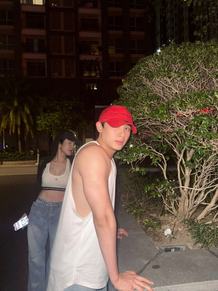 Khoảnh khắc Diệp Lâm Anh bên bạn trai kém 11 tuổi gây dậy sóng. (Ảnh FBNV)