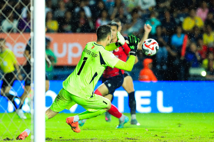 Màn trình diễn của thủ môn Nguyễn Filip có thể nói xứng đáng nhận điểm 10 trước Buriram United. Ảnh: CLB CAHN