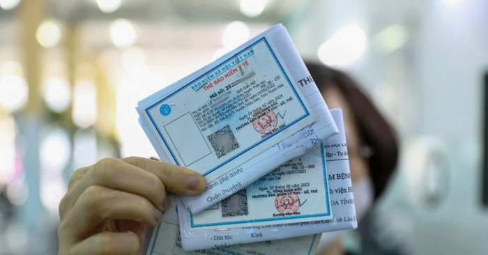  Người dân cần cài đặt ứng dụng VssID hoặc VNeID trên điện thoại thông minh để đảm bảo quyền lợi khám chữa bệnh. Ảnh minh hoạ