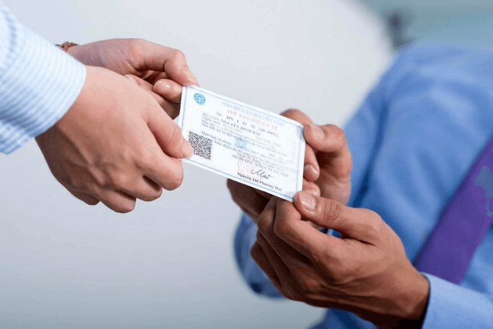 Kể từ 1/6/2025, thẻ bảo hiểm y tế giấy hết hiệu lực. Ảnh minh hoạ