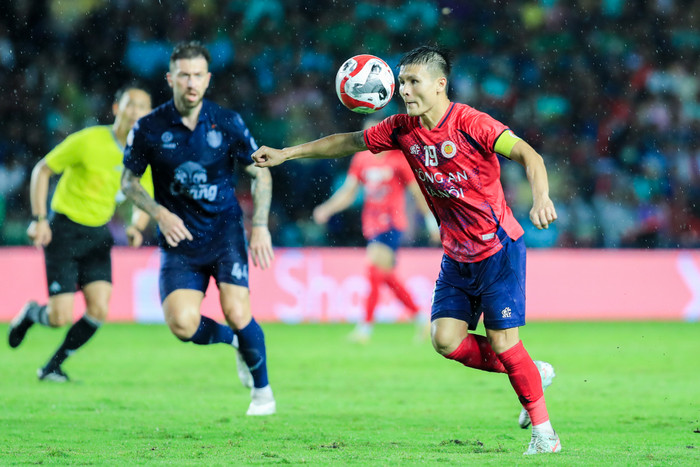 Quang Hải đã bức xúc với trọng tài sau trận thua Buriram United. Ảnh: CLB CAHN