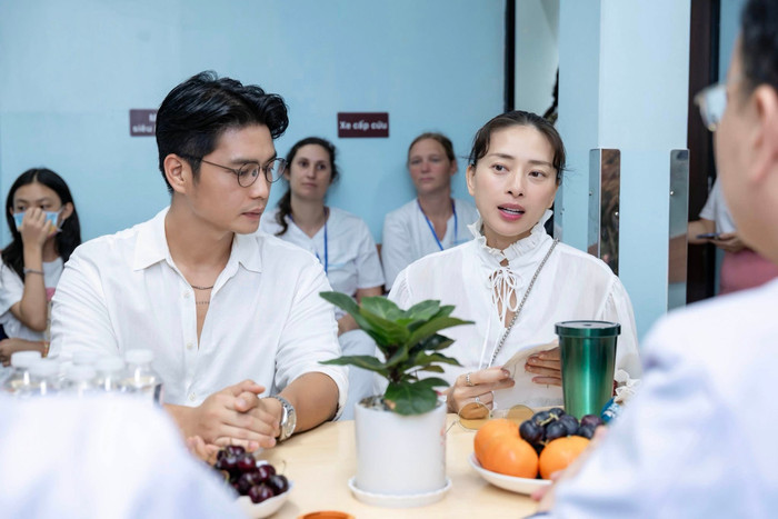 Ngô Thanh Vân được Huy Trần 'tháp tùng' trong mọi hoạt động. Ảnh: FBNV