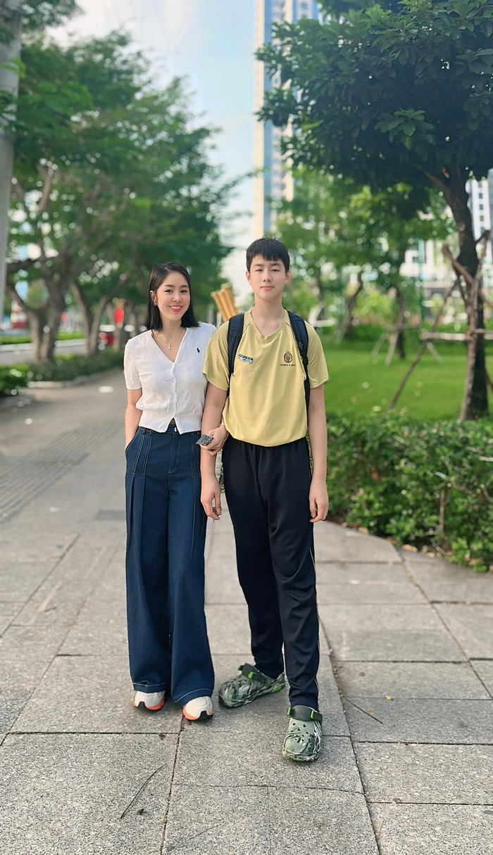 Hai con của Lê Phương đều sở hữu ngoại hình nổi bật, đặc biệt là chiều cao vượt trội. (Ảnh: FBNV)