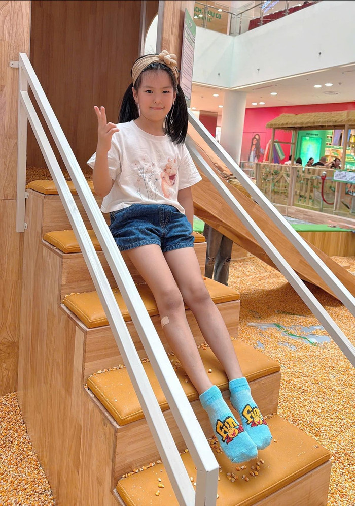 Đôi chân dài thẳng tắp của con gái Lê Phương ở tuổi lên 6 khiến nhiều người trầm trồ, bàn tán. (Ảnh: FBNV)