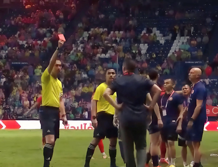 Thành viên CLB Buriram bị đuổi vì trò bẩn. 