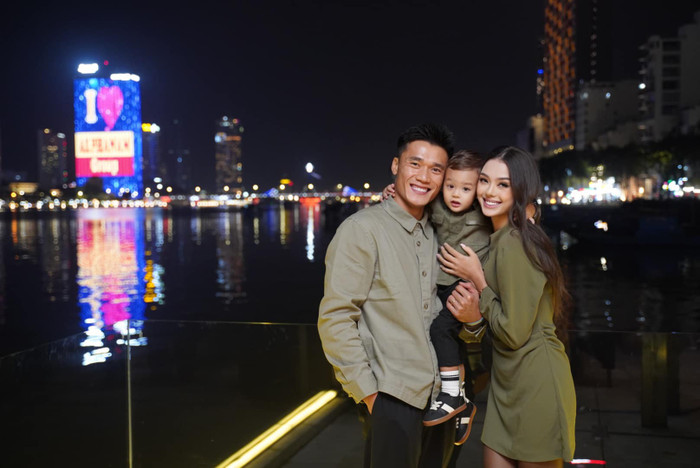 Vợ chồng Bùi Tiến Dũng khá thoải mái, cởi mở khi chia sẻ ảnh con trên mạng xã hội. Ảnh: FBNV