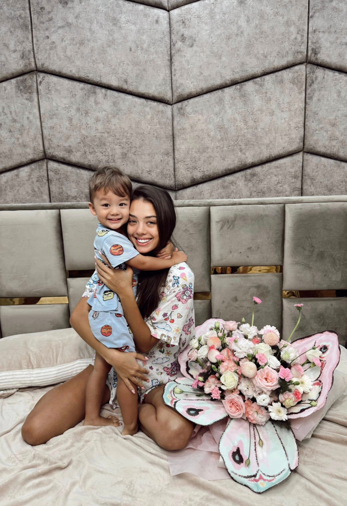 Mỗi khi Bùi Tiến Dũng đi công tác xa nhà, Dianka luôn tự quán xuyến nhà cửa, chăm sóc con trai Danil. Ảnh: FBNV