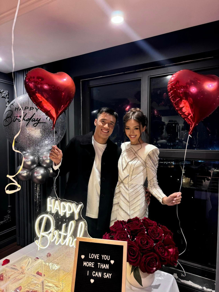 Vợ chồng Bùi Tiến Dũng thường xuyên 'hâm nóng' tình cảm bằng những buổi hẹn hò, đi chơi riêng tư. Ảnh: FBNV