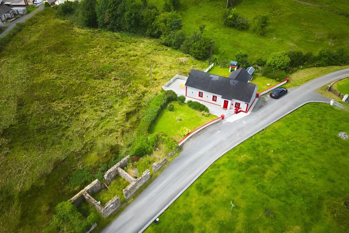 Ngôi nhà nhỏ nằm ở Shancurragh, Quận Leitram. Ảnh: Instagram/@winahousenearsligo