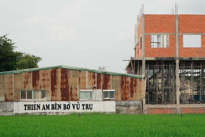 Thiền am bên bờ vũ trụ hay còn có tên gọi khác là Tịnh thất Bồng Lai.