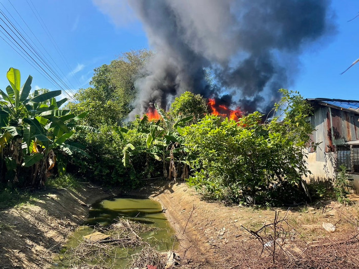 Hâm nóng đồ ăn, cụ ông 75 tuổi làm cháy ba ngôi nhà Ảnh 1